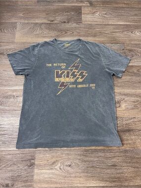 KISS band tee with lightning bolt graphic and 'THE RETURN OF KISS' A638